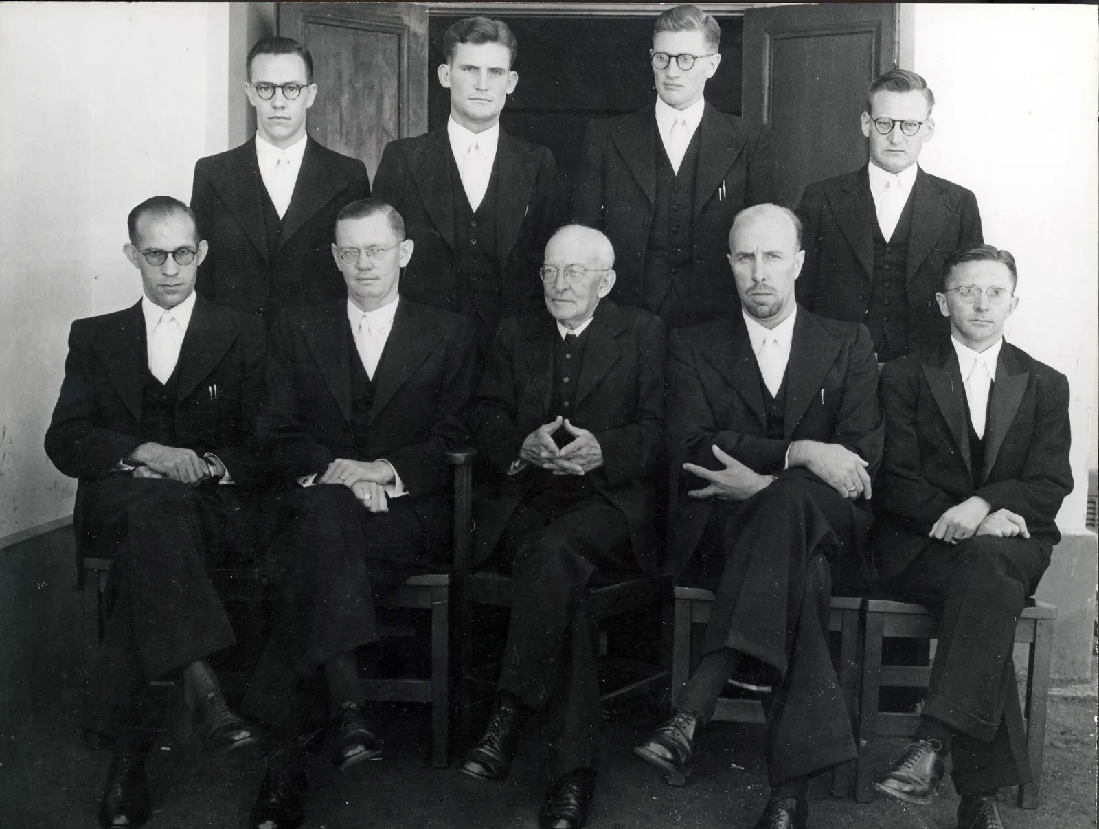The final-year class at the retirement of Prof J.D. du Toit (Totius), 1949.