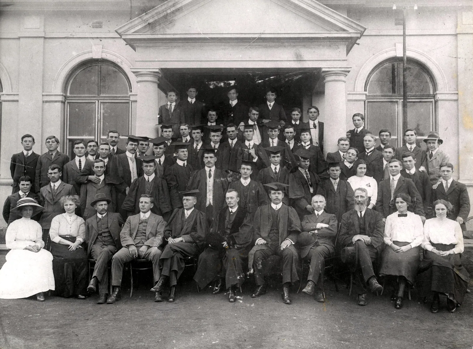 Students and staff before the first Potchefstroom building, 1913.